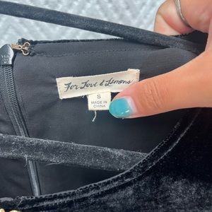 For Love & Lemons
Beatrix Velvet Button Sleeve Dress Noir